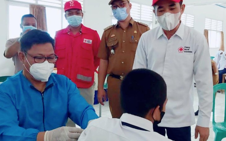 Hujan yang cukup deras dan hampir merata mengguyur wilayah Kabupaten Lampung Barat tidak menyurutkan minat masyarakat untuk mengikuti kegiatan Vaksinasi