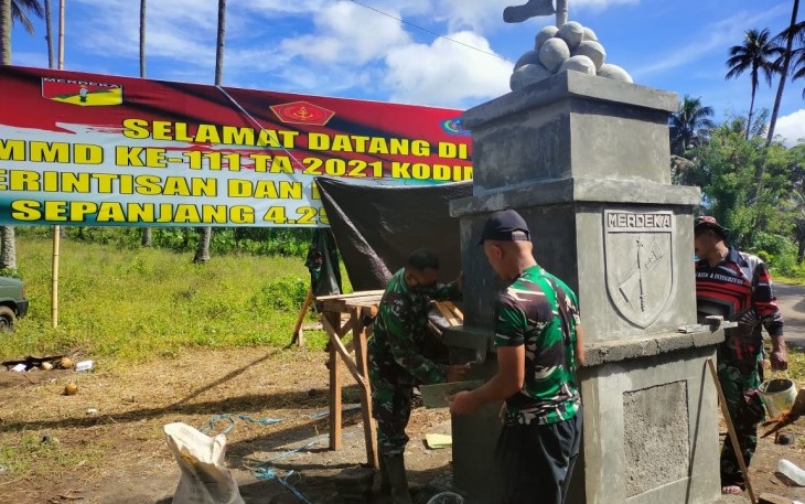 Personil satgas TMMD sedang mengerjakan pembuatan Tugu Prasasti TMMD