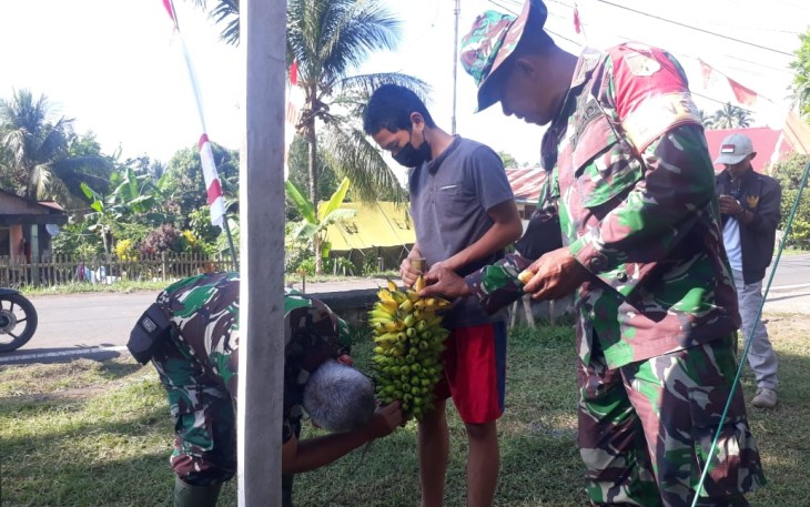 Remaja kelurahan komersot antar pisang di posko satgas TMMD kodim Bitung