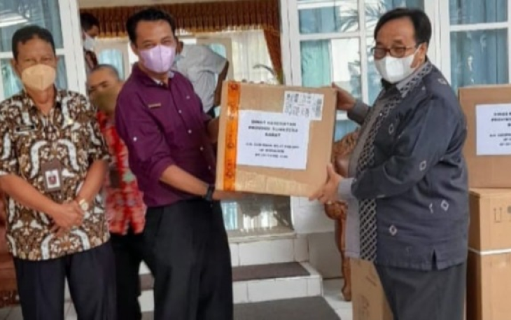 Bupati Pasaman Serahkan Bantuan Alkes ke RSUD Lubuk Sikaping