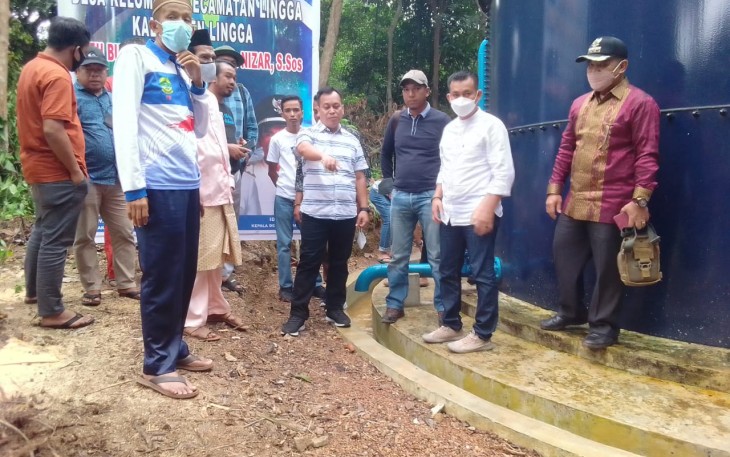 Ketua DPRD Kabupaten Lingga, Ahmad Nashiruddin saat mengunjungi tempat pembangunan sarana Air Bersih di Desa Kelombok