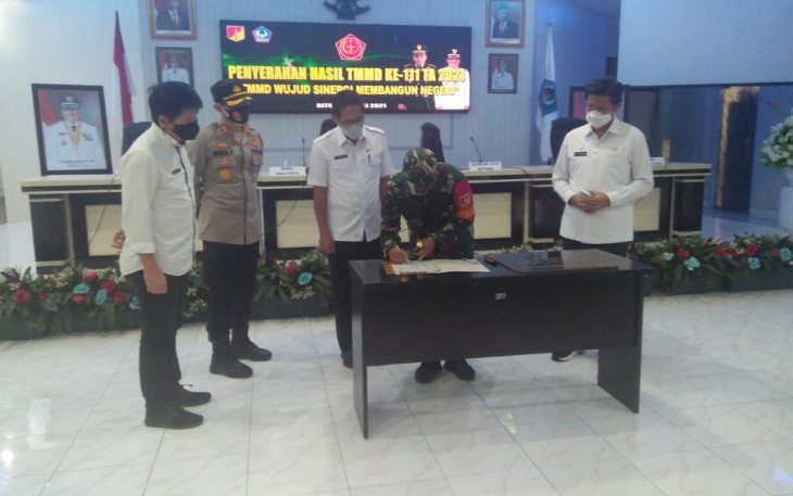 Penanda tanganan serah terima hasil kegiatan TMMD Ke -111 Kodim 1310/Bitung