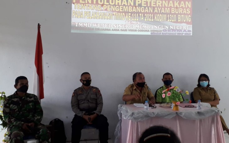 Pengeluhan peternakan oleh satgas TMMD bersama dinas pertanian dan peternakan