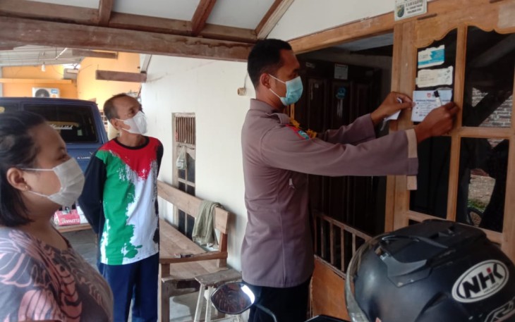 Bhabinkamtibmas Kandang Panjang Polsek Pekalongan Utara Tempel Stiker di Rumah Pemudik  