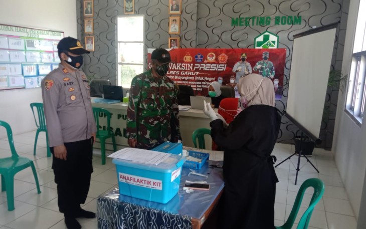 Kapolsek Pamulihan - Polres Garut, Pantau Vaksinasi Presisi di PKM Cisandaan Demi Menjaga Kondusifitas.