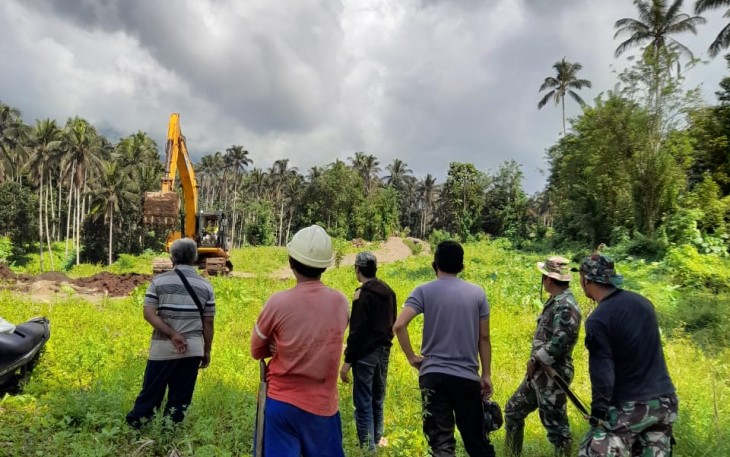 Warga yang kesehariannya bekerja sebagai petani bersama personil satgas TMMD kodim Bitung