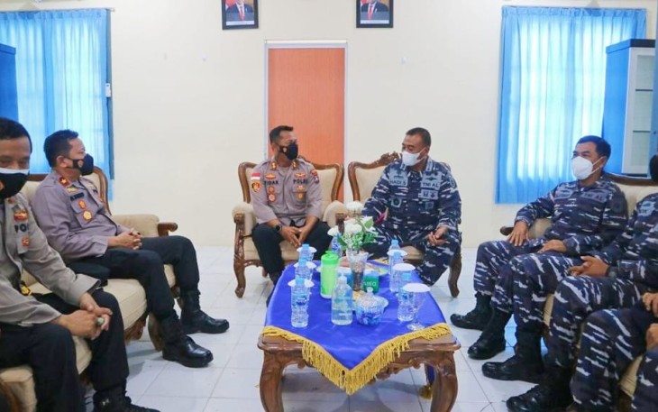 Kapolres Bintan Akbp Tidar Wulung Dahono S.H.,S.I.K., M.H memberikan kejutan kepada Kafasharkan Mentigi Kolonel Laut (T) Suharto di Hut TNI Ke-76 dengan berkunjung langsung ke Rumah dinas Kafasharkan Mentigi
