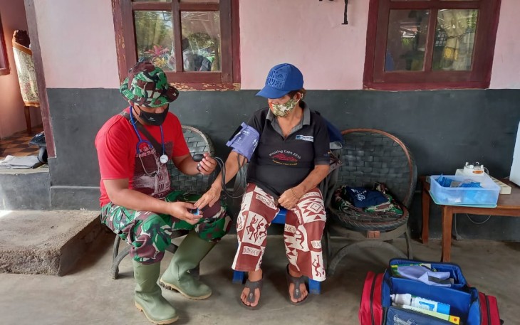 Serda Julhenri Gultom AMPd Kep saat berikan pelayanan kesehatan kewarga