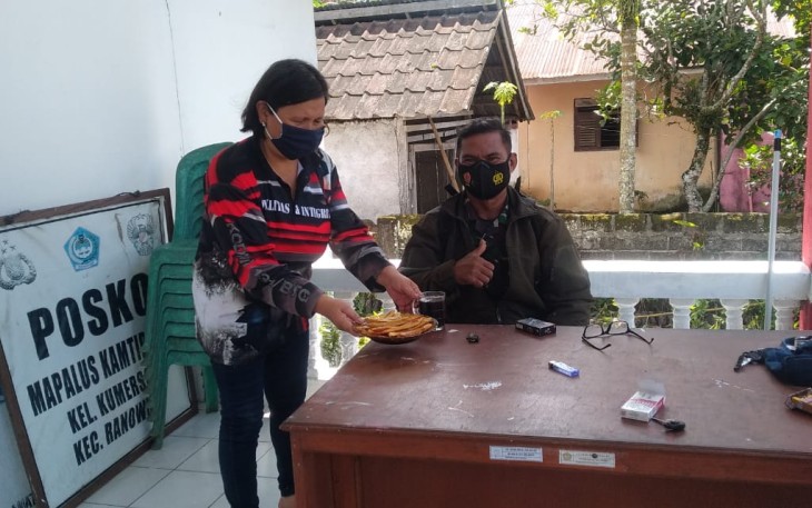ibu Rita wawolumaya THL kelurahan komersot saat berikan pelayanan ke satgas