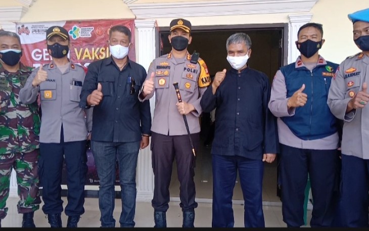 Bentuk Apresiasi, Kapolres Berikan Sembako Bagi Lansia Di Sucinaraja Garut
