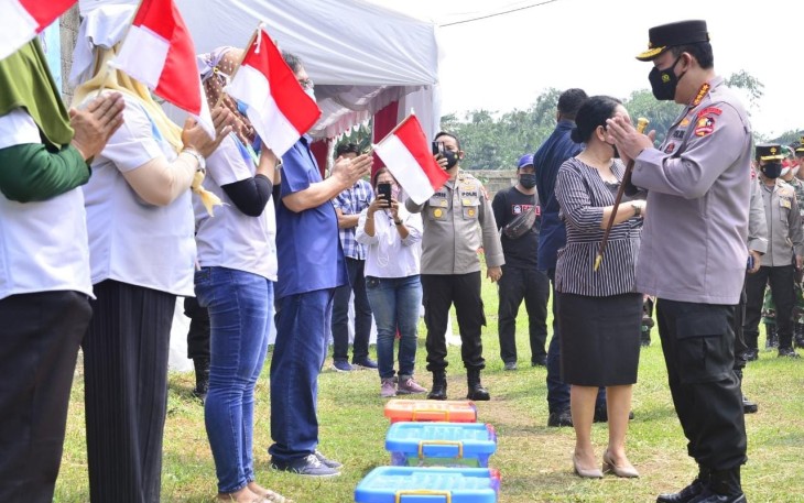 Kapolri Jenderal Polisi Drs Listyo Sigit Prabowo MSi Distribusikan 1000 Paket Sembako Untuk Masyarakat di Tangerang