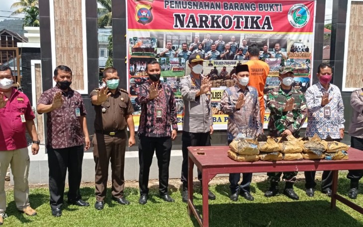 Pemusnahan 19 Paket Besar Narkotika Jenis Ganja Kering di halaman Polres Pasaman