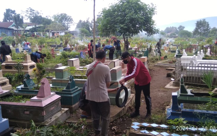 Kompak TNI-POLRI Bersama Warga Gotong Royong Bersihkan TPU Bersama Warga