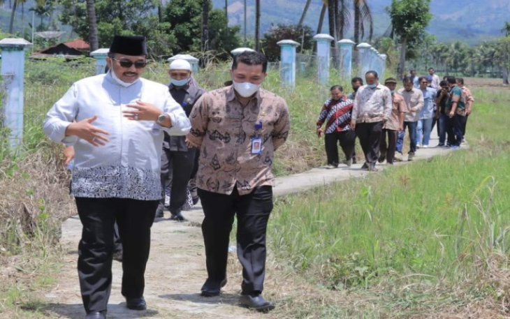 Bupati Benny Utama saat meninjau lokasi pembangunan Pabrik Pakan Ikan Mandiri