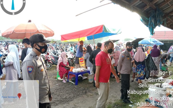 Sambang Pasar, Bhabinkamtibmas Himbau Prokes