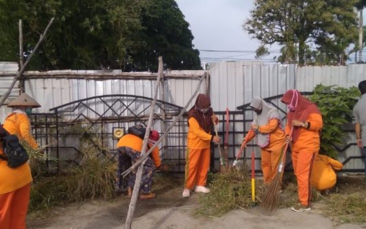 Damkar dan DLH Bersihkan Gedung Balai Adat