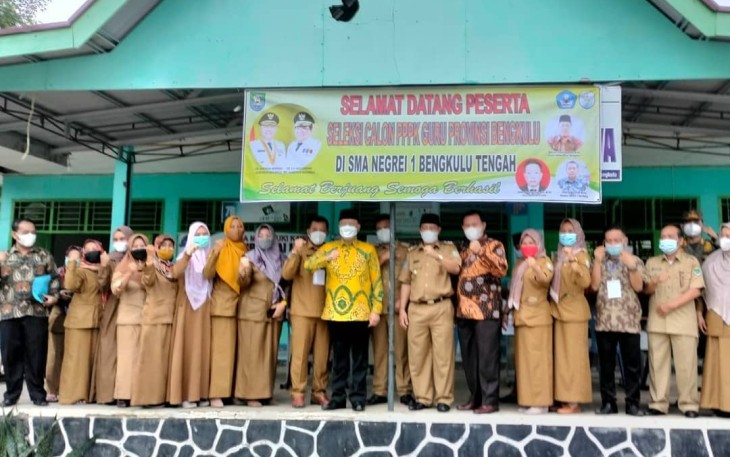 Gubernur Bengkulu Melakukan Monitoring Secara Langsung Peserta Seleksi PPPK Di Sma Negeri 1 Bengkulu Tengah