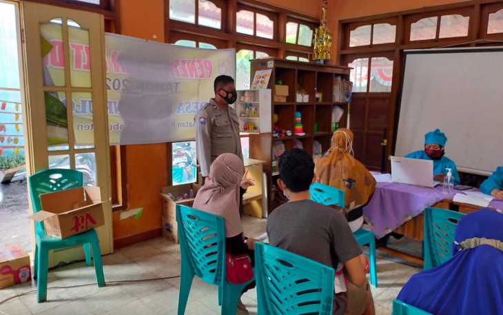 Anggota Polsek Kaliwungu laksanakan pengamanan Vaksinasi di Balai Puskesmas Kaliwungu Selatan