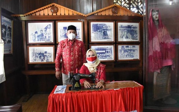 Ketua TP-PKK Menjahit Bendera Merah putih Diiringi Lagu Perjuangan Dari Bupati Seluma