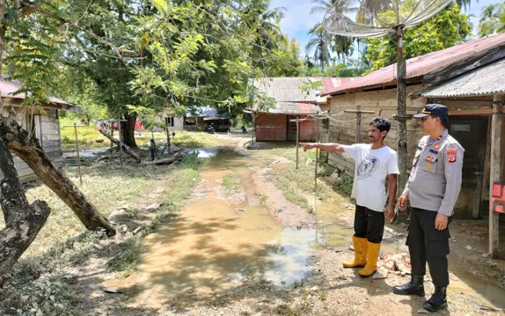 Kapolsek Indra Makmu saat mendata Masyarakat Yang Terdampak