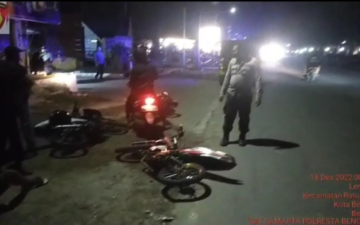 Petugas pasca membubarkan aksi balap liar, Sabtu (17/12)