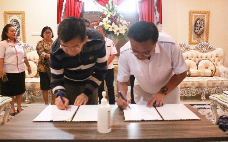 Walikota Bitung bersama Prof Yohanes Surya saat melakukan penandatanganan MoU