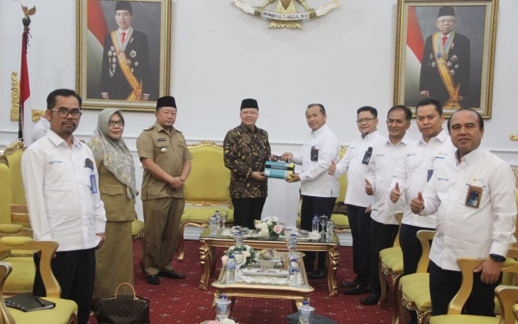 Penyerahan secara simbolis Bantuan Tanggung Jawab Sosial & Lingkungan (TJSL) Desa Sungai Lisai/ Alat Penyalur Daya Listrik (APDAL) Stasiun Pengisian Energi Listrik (SPEL) oleh GM PLN Unit Wilayah Induk Sumatera Selatan, Jambi dan Bengkulu (W2SJB) Amris Adnan kepada Gubernur Bengkulu Rohidin Mersyah, di Balai Raya Semarak Bengkulu, Senin (28/11). 