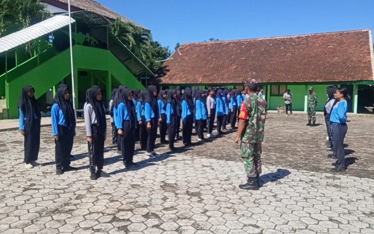 Latih siswa Peraturan Baris Berbaris 