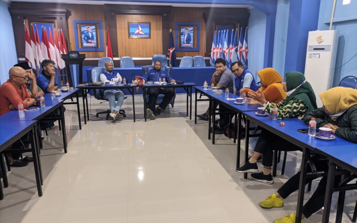 Enam Ketua dari 13 DPAC Partai Demokrat se- Surabaya saat ertemu dengan Sekretaris DPD Partai Demokrat Jatim Reno Zulkarnaen di kantor DPD, Rabu 3 Agustus 2022.