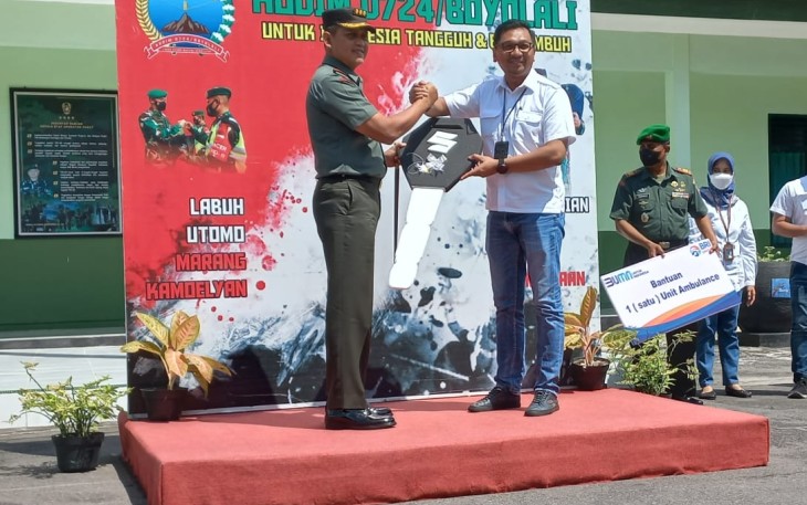 Danrem 074/Wrt saat Terima Secara Simbolis Hibah Mobil Ambulance dari BRI