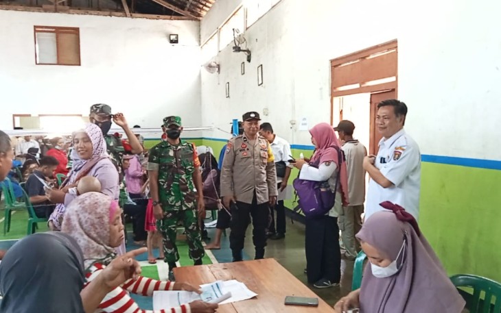 Sertu Mustopa saat Hadiri Penyerahan Kartu Tani Kepada Masyarakat 