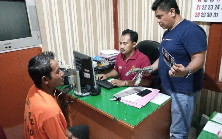 Tersangka curanmor Sandiyono pecatan guru Pegawai Negeri Sipil saat menjalani pemeriksaan di Mapolsek Cepu.