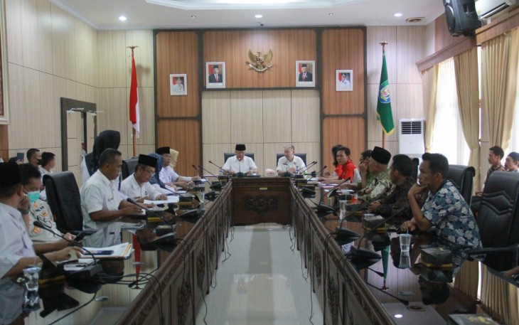 Gubernur Rohidin saat hearing bersama masyarakat perwakilan desa pendamping dan Organisasi Masyarakat Lumbung Informasi Rakyat (LIRA), Rabu (22/6/2022).