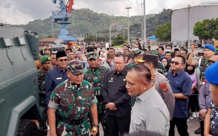 Pangdam II/Sriwijaya dan Letjen TNI (Purn) Lodewijk F Paulus saat Lepas Satgas Pamtas RI PNG Yonif 143/TWEJ