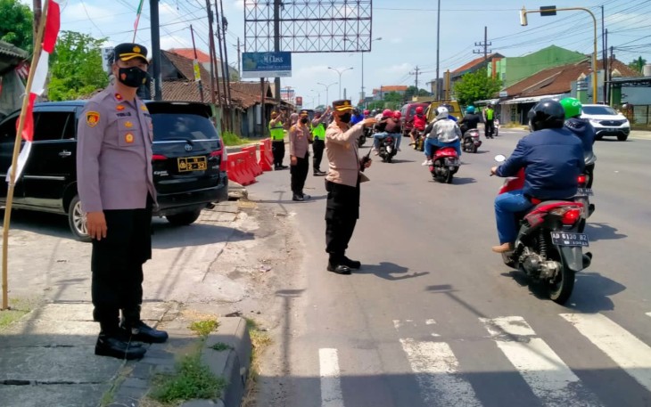 Sejumlah personel Polres Karanganyar berjaga di salah satu jalur suporter  jelang pertandingan Persis Solo Lawan PSIS Semarang di Stadion Manahan, Sabtu (3/9/2022).