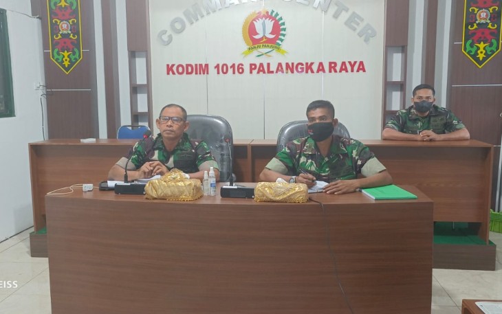 Kasdim saat Ikuti Vicon Penyaluran Bantuan Tunai Pangan TNI Bagi Pedagang Kaki Lima dan Kios Warung