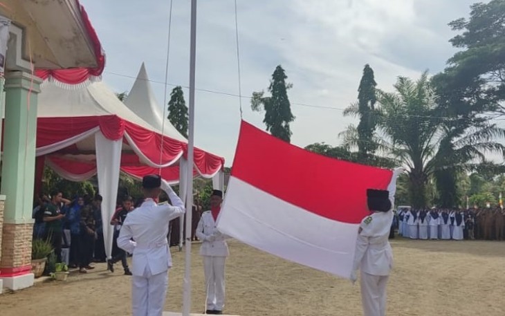 Pengibaran bendera sang saka merah putih oleh paskibraka