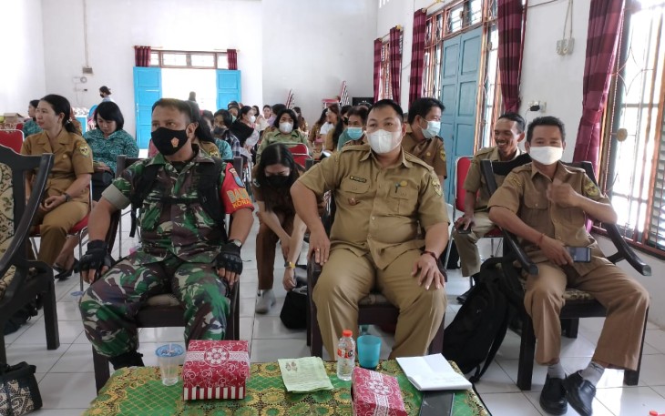 Babinsa Serka Virgo dan Serda Stevi Alimin saat menghadiri Mini Lokakarya tentang percepatan penurunan stunting tingkat kecamatan, bertempat di Aula Kantor Kecamatan, Jalan Cilik Riwut, Kecamatan Kurun, Kabupaten Gunung Mas. 