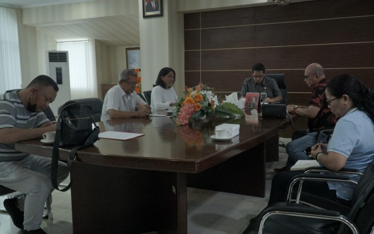 Wakil Walikota Bitung Hengky Honandar saat memimpin rapat persiapan HLUN Ke-26,  Jumat, (24/6/22).