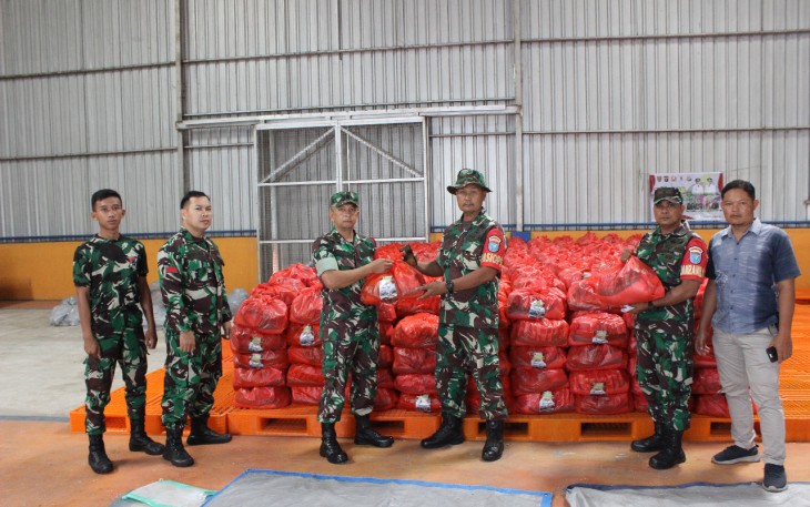 Kodim Palangka Raya saat Salurkan Bansos Pemprov Kalteng Kepada Masyarakat Terdampak Banjir 
