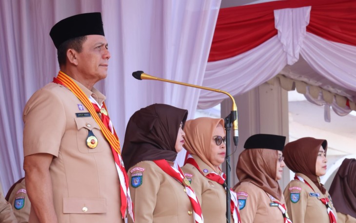 Gubernur Provinsi Kepulauan Riau H. Ansar Ahmad dalam upacara Hari Pramuka se-Provinsi Kepulauan Riau.