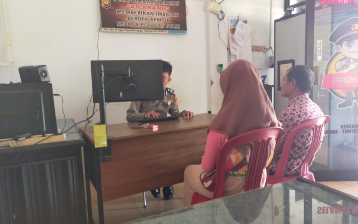 Korban saat melapor ke aparat kepolisian