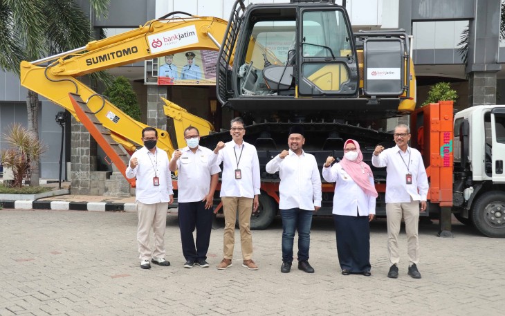 Bank Jatim saat Serahkan Satu Excavator ke Pemkab Gresik