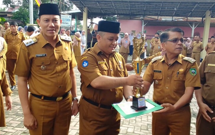 Penyerahan Bantuan Bea siswa dari BAZNAS Kabupaten Pasaman