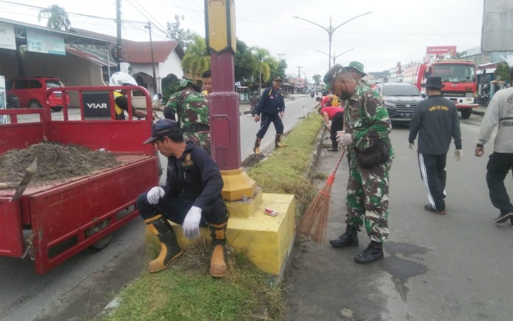  Danramil Bersama Damkar Kota Palangka Raya saat Gotong Royong Bersihkan Trotoar Jalan 