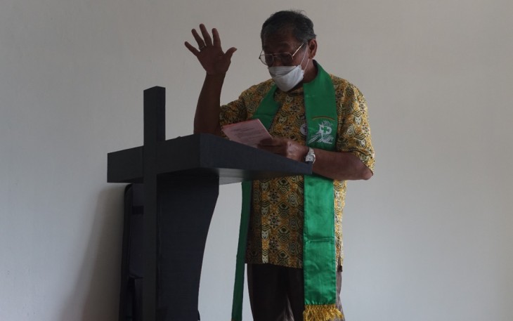 Warga binaan Lembaga Pemasyarakatan Kelas IIA Cilegon Kantor Wilayah Kemenkumham Banten yang beragama nasrani saat melakukan ibadah di Aula Serbaguna Lapas Cilegon, (28/07).