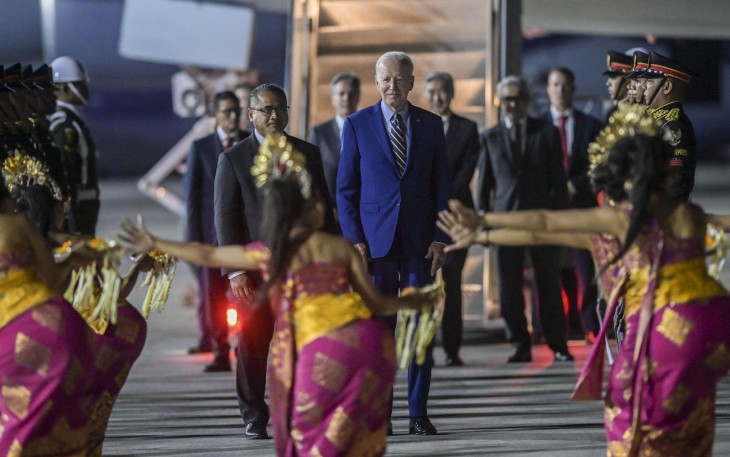 Presiden Amerika Serikat Joe Biden saat tiba di Bali pada Minggu (13/11/2022) malam sekitar pukul 21.45 WITA di Bandara Internasional I Gusti Ngurah Rai, dan disambut tarian Bali.