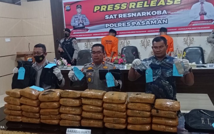 Waka Polres Pasaman, Kompol Muddasir dan dampingi Kasat Narkoba AKP Ahmad Ramadhan SH,MH saat press release
