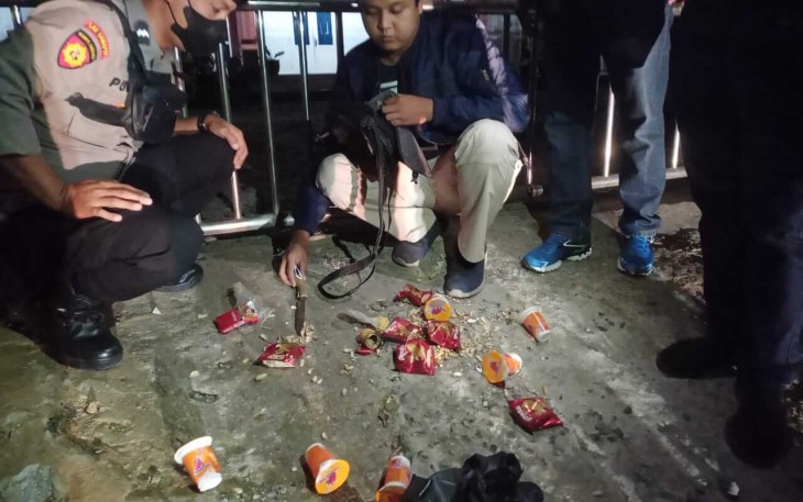 Pasca razia, polisi temukan sejumlah barang di tas dua remaja yang kabur.