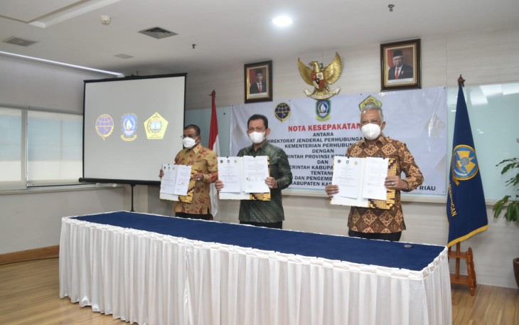Gubernur Kepri, Bupati Karimun dan Dirjen Hubud saat Teken PKS Pengembangan Bandara RHA Karimun 